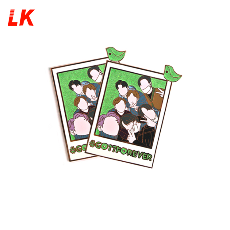 Pengilang memborong barangan logam dibaca kpop kumpulan idola lapel pin lencana tersuai glitter lembut keras enamel tentera pin bts