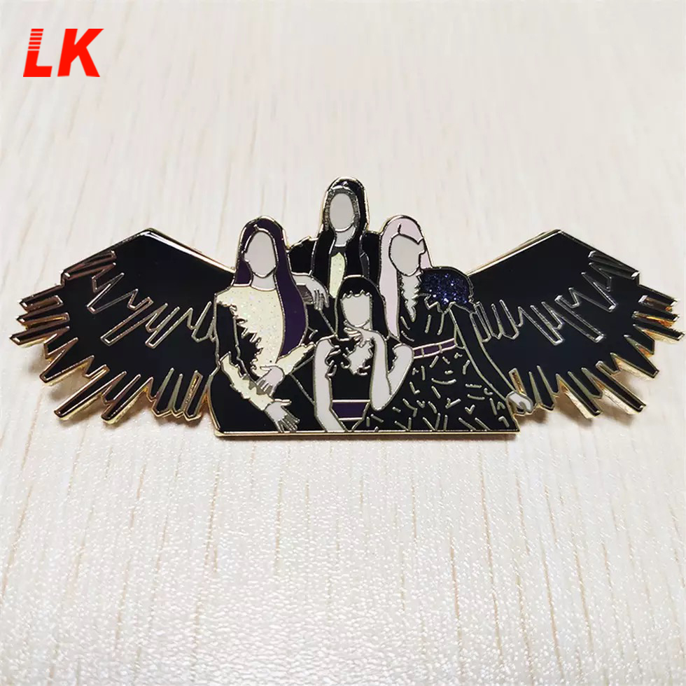 Pengeluar China OEM kartun gadis meningkat emas logam lapel enamel pin